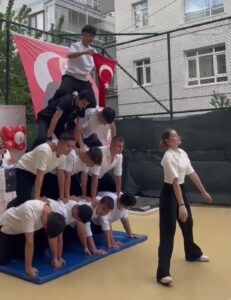 Sevgili Gençler, Sizler; Atatürk’ün "Bütün ümidim gençliktedir" dediği, aydınlık yarınlarımızın teminatısınız. Sizden beklenen, bu vatanın değerini bilerek çok çalışmak ve ülkemizi ileriye taşımaktır.